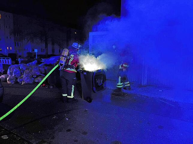 Vor allem zwei Müllcontainer-Brände forderten die Einsatzkräfte in der Silvesternacht.