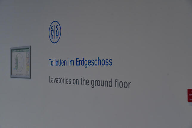 Das ist Humor. Den Hinweis auf die Toiletten im Erdgeschoss sieht man, wenn auf der 232 Meter hoch gelegenen Plattform aus dem Aufzug ...