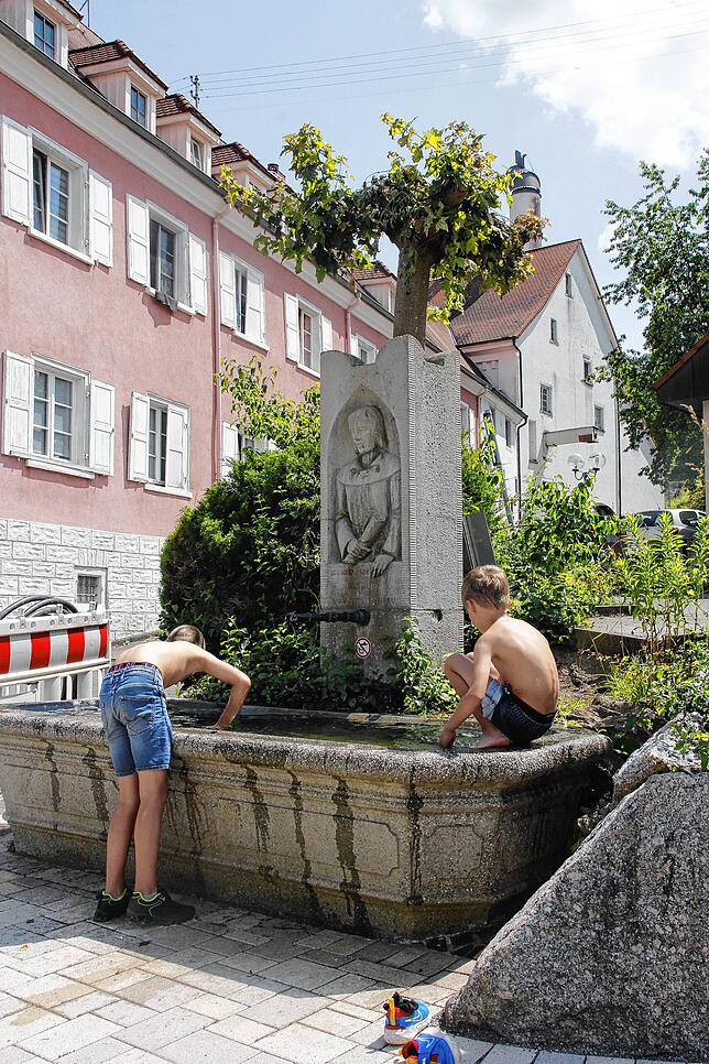 Minnesänger Wasmuth soll der Sage nach auch auf der Burg Mägdeberg gesungen haben. Heute bietet das Wasser im Wasmuth-Brunnen in der ...