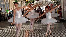 Eleven der Laufenburger Ballettschule Ballettissimo tanzen bei der Kulturnacht 2024 auf der von einem Zelt überdachten Laufenbrücke. ...