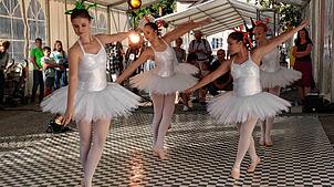 Eleven der Laufenburger Ballettschule Ballettissimo tanzen bei der Kulturnacht 2024 auf der von einem Zelt überdachten Laufenbrücke. ...