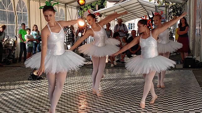 Eleven der Laufenburger Ballettschule Ballettissimo tanzen bei der Kulturnacht 2024 auf der von einem Zelt überdachten Laufenbrücke. ...