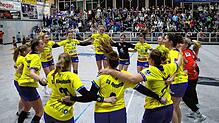 Freudentanz in fremder Halle: Die Spielerinnen des SV Allensbach bejubeln den Auswärtssieg.