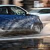 Bei Aquaplaning sollte das Auto nicht gelenkt, gebremst oder beschleunigt werden. Stattdessen gilt: auskuppeln und rollen lassen, bis ...