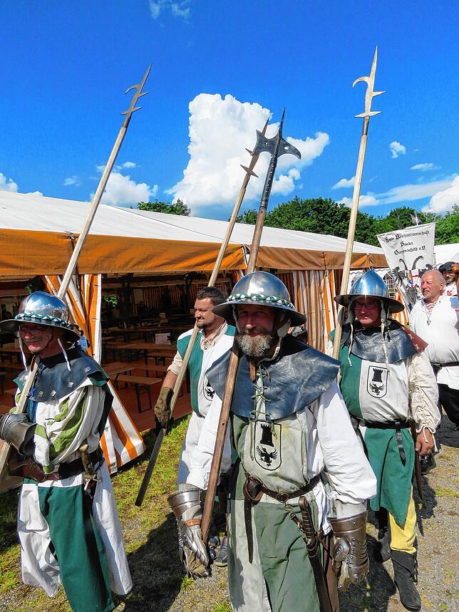 Bild 6: Festbeginn in Brigachtal: Viel Remmidemmi bei der 38. Auflage des Brigachtaler Dorffestes