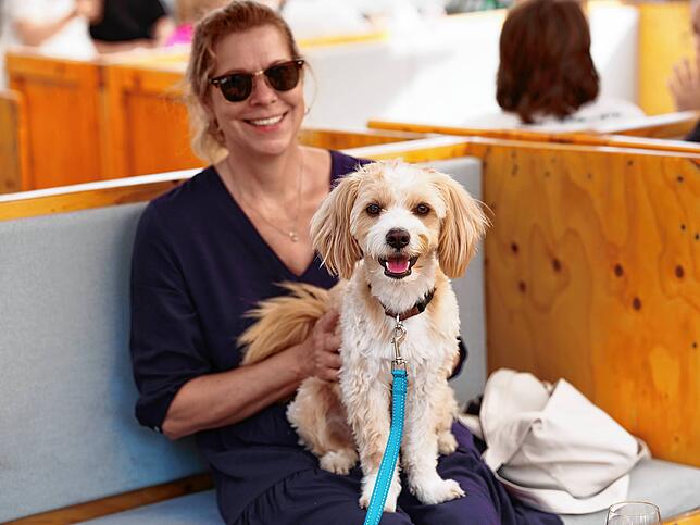 Nadja Nägle aus Heidelberg, hier mit Hund Cookie, ist zum ersten Mal auf dem Kulturufer. Dass das Festival stattfindet, habe sie erst ...