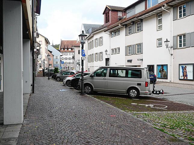 Diesen Weg durch die Rheinstraße zum Waldshuter Krankenhaus hat der durch Messerstiche verletzte Mann im April zurückgelegt.