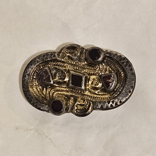 In Grab 200 wurde uner anderem diese Fibel aus dem Ende des sechsten Jahrhunderts gefunden.