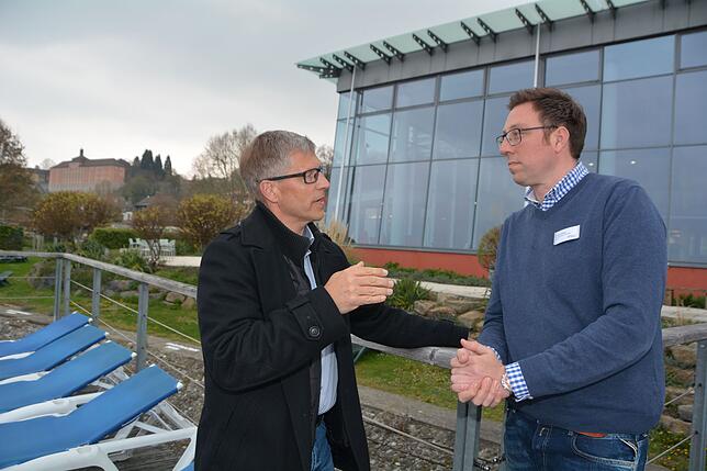 Bürgermeister Robert Scherer (links) unterhält sich mit Betriebsleiter Fabian Dalmer über erforderliche Schritte, um die Meersburg ...
