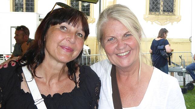 Freuten sich beim Konzert über ein Wiedersehen: Die Schulfreundinnen Eva Braunger (links) aus Hagnau und Gabriele Kubisch aus Frankfurt.