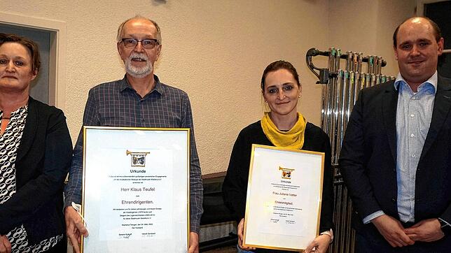 Ehrungen bei der Stadtmusik Waldshut (von links): Simone Kuttruff (Vorsitzende), die Geehrten Klaus Teufel und Juliane Vatter sowie ...