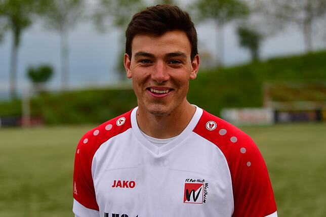 Benjamin Streuff (21) lebt in Eggingen, arbeitet in Horheim als Zimmermann und spielt seit Sommer 2021 beim FC Rot-Weiß Weilheim. Den ...