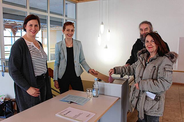 In der Bundschuhhalle geben Maria Kiamilidis und Michael Kiamilidis-Rau (rechts) ihre Stimmen ab. Mit dabei sind die Wahlhelferinnen ...