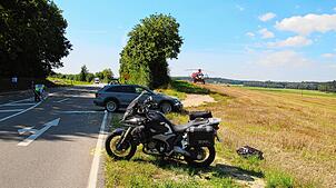 Schwer verletzt wurde die Sozia dieses Motorrades bei einem Unfall in Höhe von Wackershofen. Ein Abtransport mit dem Hubschrauber war ...