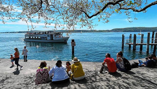 Bereits ein Hauch von Sommer: Seegenuss an der Promenade.