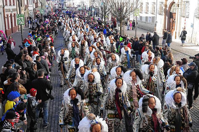 Bild 4: Warum der Fasnet-Umzug in Villingen jedes Jahr Groß und Klein fasziniert – Entdecke die Highlights!