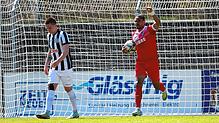 Hängende Köpfe beim FC 08 Villingen um Jonas Busam (links). Nach der 1:3-Pleite gegen den TSV Steinbach Haiger (Michael Guthörl) ist der ...