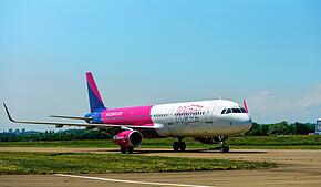 Die Wizz-Air-Maschinen kennt man am Bodensee-Airport bereits, hier ein Bild von 2023. Seit Montag, 2. Juni, bietet die Fluggesellschaft ...