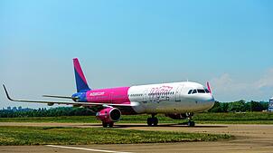 Die Wizz-Air-Maschinen kennt man am Bodensee-Airport bereits, hier ein Bild von 2023. Seit Montag, 2. Juni, bietet die Fluggesellschaft ...