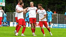 Jubel über das 1:0. Torschütze und SCP-Kapitän Heiko Behr (Zweiter von rechts) feiert mit seinen Teamkollegen die Führung gegen den ESV ...