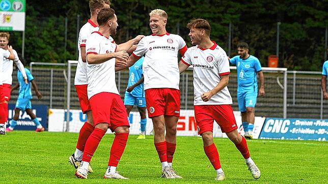 Jubel über das 1:0. Torschütze und SCP-Kapitän Heiko Behr (Zweiter von rechts) feiert mit seinen Teamkollegen die Führung gegen den ESV ...
