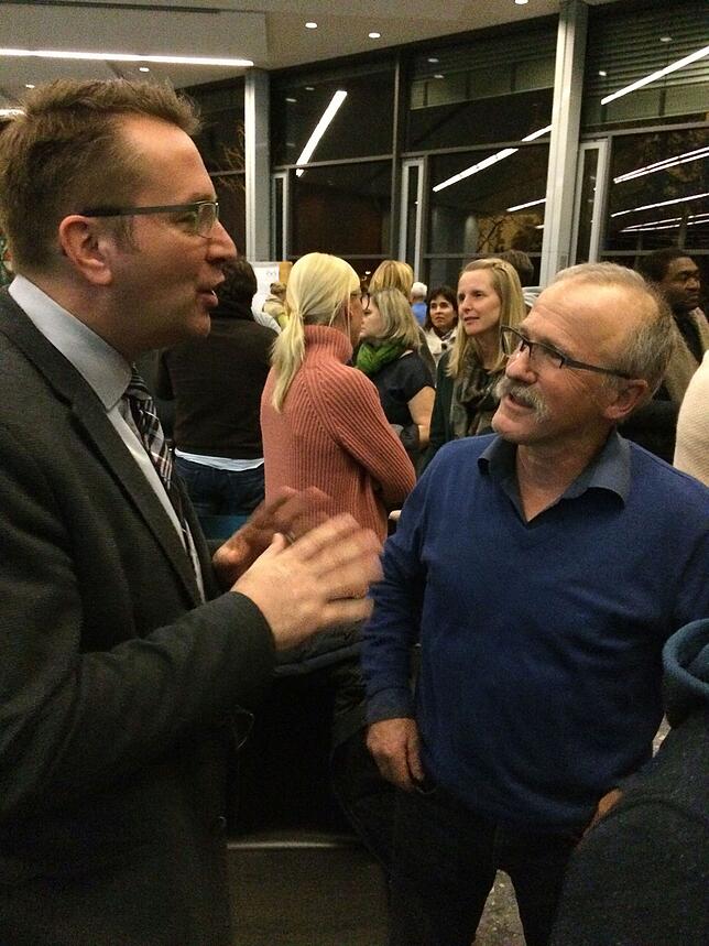 Er steht für den Bürgerdialog: Bürgermeister Ralf Meßmer im Gespräch mit interessierten Bürgern.