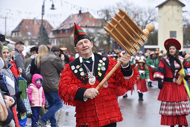 Schwer an seiner Rätsche zu tragen hatte dieser Narrenrat der Sipplinger Fasnachtsgesellschaft beim großen Sonntagsumszug der ...