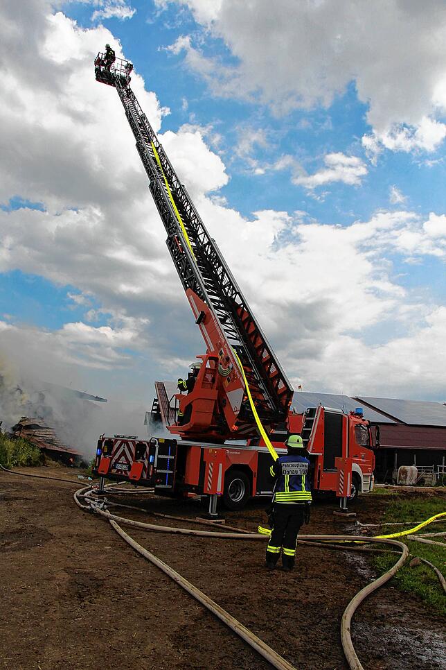 Bild 8: Großeinsatz für die Feuerwehren in Sumpfohren: Ein Gebäude des Hofs Bogenschütz brennt