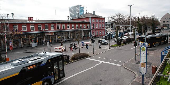 (Archivbild) Der Bahnhofplatz in Singen im Jahr 2018: Im Vergleich dazu ist er heute kaum wiederzuerkennen.