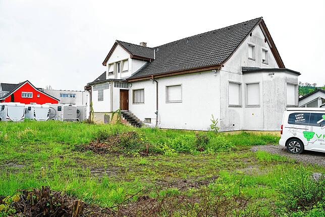Früher standen auf der Wiese Bäume, sodass das Gebäude von der Straße aus kaum auffiel.