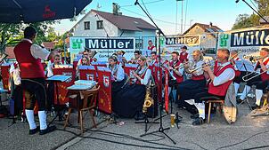 Die Musikkapelle aus Leibertingen unter der Leitung von Paul Löw unterhielt die zahlreichen Gäste beinGartenfest das die Abteilungswehr ...