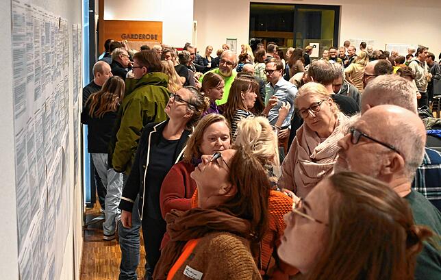 Der Saal ist voll. Die Einwohner sehen sich an den Wänden Auszüge aus der Bürgerumfrage an und formieren sich bei den Workshops in ...