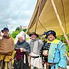 In Grüningen trifft sich am Wochenende die Mittelalter-Gemeinschaft. Harald Brei (von links), Patrick Klemm, Sandra Heißt, Colja Hummel ...