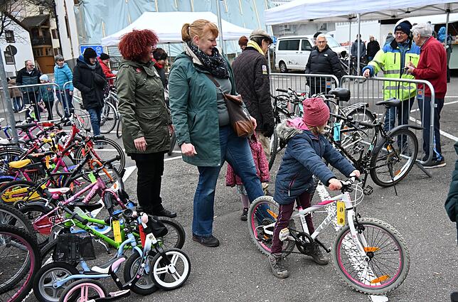Bild 1: Über Fahrräder auf dem Fahrradmarkt in Tiengen: Ein Paradies für Radliebhaber
