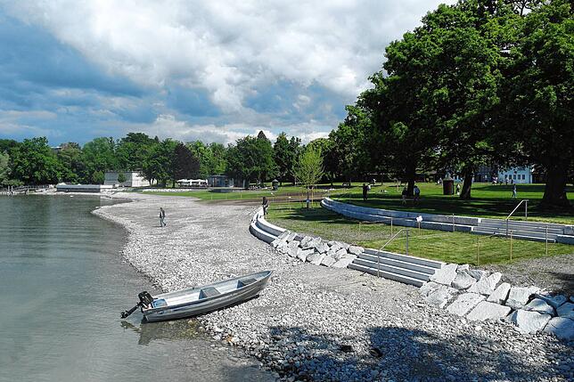 Abgeflachtes Ufer statt Betontreppe: Der Rasen des terrassenartig angelegten Uferbereichs wächst noch an. Die Fläche der Liegewiese ...