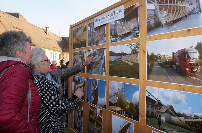 Bild 12: Der Theaterverein Zeitschleuse stellt bei der Schiffstaufe am Kloster in Riedern am Wald einen Teil seiner Kulisse für die nächste Saison vor