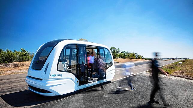 Shuttle-Bus mit insgesamt 22 Plätzen des Herstellers ZF-Friedrichshafen. Das Fahrzeug, hier auf einer Teststrecke, soll bis zu 60 ...