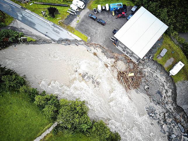 Diese Straße in Kitzbühel (Österreich) wurde durch die Flut zerstört.