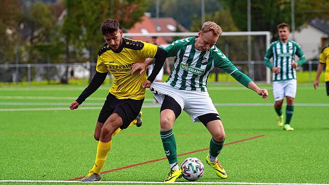 Fitim Fetaj (links, hier im Spiel gegen Bermatingen) sorgte für den ersten Saisonsieg des SV Worblingen.