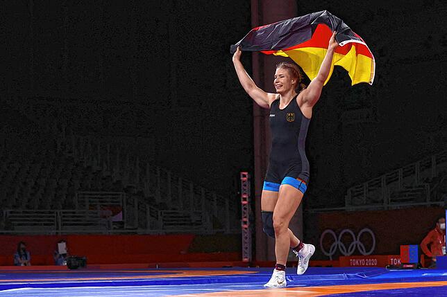 Der Moment nach dem Triumph: Aline Rotter-Focken feiert ihre Goldmedaille im Ringen.