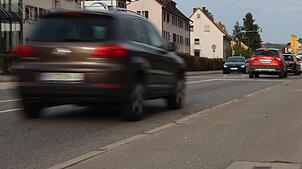 Autos auf der dicht befahrenen Radolfzeller Straße: Die Westumfahrung soll unter anderem Entlastung für die Anwohner bringen (Archivbild).