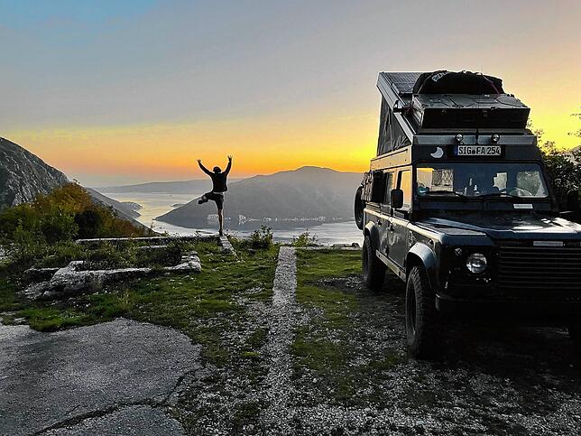 Ein Sonnenuntergangs-Stellplatz in der Bucht von Kotor in Montenegro.