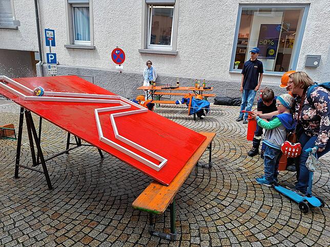 Wasser marsch: Der kleine Noah übt schon mal mit der Feuerwehrspritze.