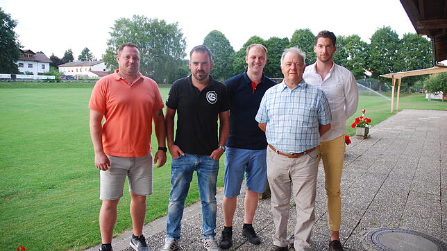 Der Vorsitzende des FC Grießen Heiko Stanisch (von links) konnte einige Mitglieder für ihre Verdienste um den Verein auszeichnen. ...