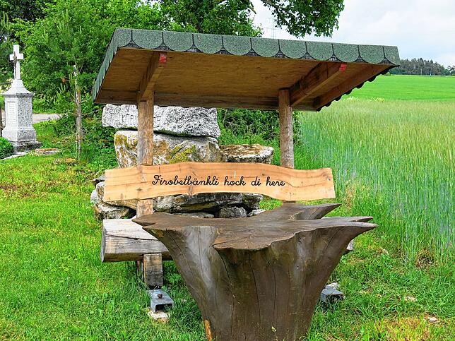 Eine überdachte Sitzgruppe aus Holz lädt zum Verweilen ein und wird nach Auskunft von Siegfried Dietsche gerne für eine Ruhe- oder ...