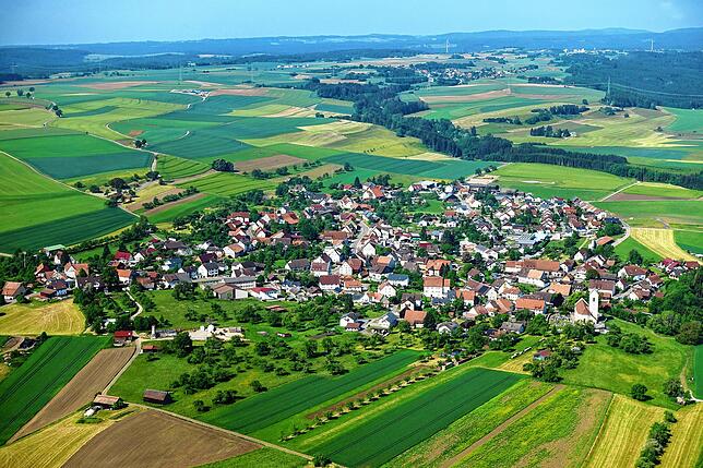 Blick auf Ewattingen aus der Vogelperspektive mit Kirche.