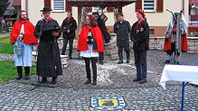 Bei der Teufelweihe wird Marei Hofstetter (rechts) in den Stand der Hästräger der  Teufelsbrut aufgenommen. Diese Zeremonie steht auch ...