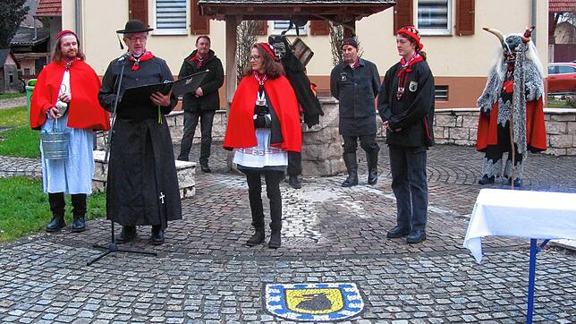 Bei der Teufelweihe wird Marei Hofstetter (rechts) in den Stand der Hästräger der  Teufelsbrut aufgenommen. Diese Zeremonie steht auch ...