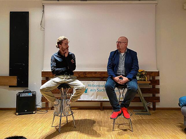 Nicolas Weber (links) und Sozialtherapeut Christian Denecke (rechts) sprechen über Nicolas Erfahrungen und das Projekt „Aufwind“.