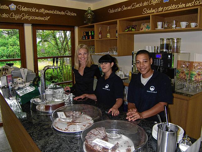 Ein Bild aus den ersten Tagen: Brandy Luziko (von links) und Madeleine Berger haben bereits 2010 bei „Gärtnern für Alle“ am Programm ...